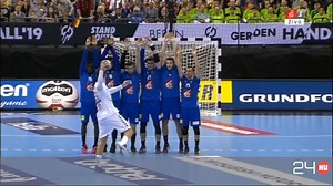 Potyázott a vébén a kézikapus, dühében szétrúgta a kapufát | 24.hu