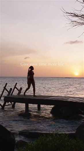 Time isn’t waiting…so, it’s time to stop waiting to live! ⏳ #Sunsets #Vacation #Aruba #Travel