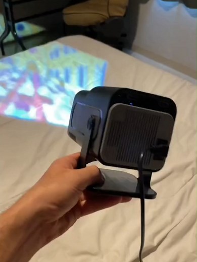 حوّل غرفتك إلى سينما منزلية مع بروجكتور 4K