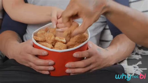 En la película, mi prima me pajeó el huevo y metió la mano en la cubeta de pollo… Y al final se lo metimos mi amigo y yo.😈💦🔥