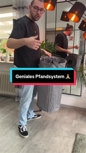 Antwort auf @ProduktLeon Dieser Pfandbehälter mit waschbaren Taschen hält dein Leergut endlich ordentlich. ♻️😳 Du wirfst Flaschen einfach oben rein – und wenn er voll ist, nimmst du die Tasche raus und bringst alles gesammelt zurück. #tiktokmademebuylt #tiktokshop #deals #pfandbehälter #organizedhome