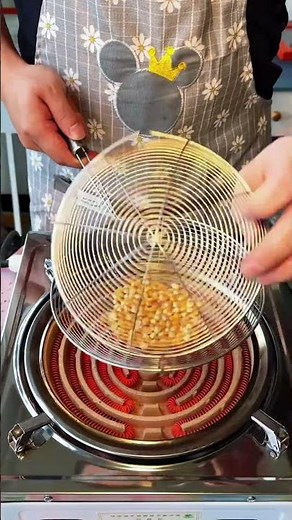 Making homemade popcorn with simple cooking method