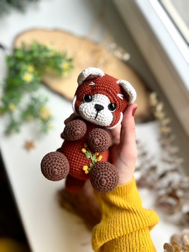 Po niekoľkých páraniach vám môžem konečne predstaviť ďalšieho člena mojej háčkovanej rodiny! ❤️ Panda červená, menom Lina ☺️ 🧶Lina je (v sede) veľká 13cm 🧶Používam zmesovú priadzu, vhodnú pre deti do 3 rokov 🧶 Má vložené bezpečnostné oči a malý vyšitý noštek 🧶Milujem detaily a jeden jej nájdete aj na brušku 🌼 🧶Táto je sediaca ale vy si ju budete môcť uháčkovať aj v stoji 🧶pracujem na návode, ktorý bude hotový budúci týždeň Tak ako sa vám páči? Splnila očakávania? 🙏 #monyscrochet #hackova