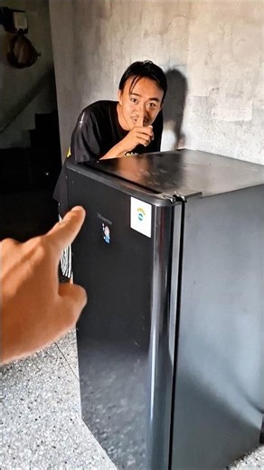 opet kenapa ngumpet di belakang kulkas sih #trendingshorts