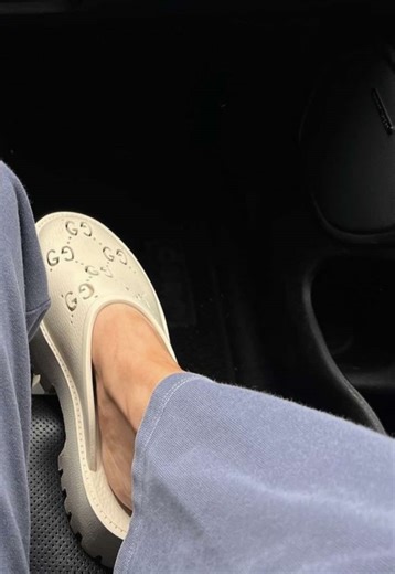 Replying to @Chrissyekw he does and he’s backkkk thank goodness 😅