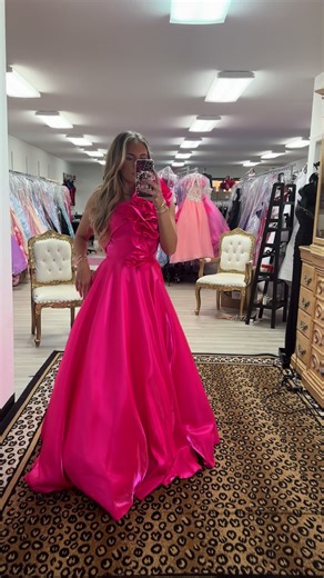 💖 Bold, bright, and made to stand out. The Ashley Lauren 12171 is the ultimate statement gown for girls who love a pop of color and a flattering designer fit. This stunning style is perfect for May Day, the Kentucky Mountain Laurel Festival, prom, or your next pageant stage — wherever you want all eyes on you. ✨ Currently in stock at Signatures Formal: • Hot Pink – Size 6 • Aqua – Size 0 Designer glam, vibrant color, and a silhouette that shines on stage or the dance floor — this gown is ready