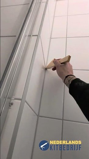 Strakke badkamer vibes 💧✨ Kitten als een pro! #kitten #bathroom #sealant #diy #nederlandsKitbedrijf