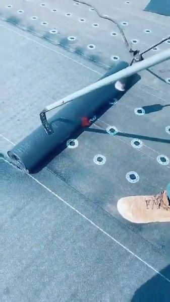 Applying roofing felt: a step-by-step guide#roofing #roofrepair #homeimprovement