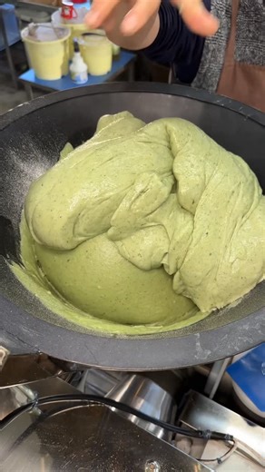 たもグルメ【Japanese food】 on Instagram: "120年の歴史をもつ和菓子さん ◎ 椿草もち 5個 650円 …創業1902年の日本・三重県鈴鹿市にある老舗和菓子店 春泉堂老舗 が作る名物 ‘椿草もち’ つぶあんとこし餡2種があります！ 【店舗名】椿草もち本舗 春泉堂老舗 【住所】三重県鈴鹿市山本町１２００−１ 【営業時間】8:00-18:00 【定休日】水曜日 A Japanese confection with over 120 years of history ◎ Tsubaki Kusa Mochi (5 pieces) – ¥650 …A signature sweet from Shunsendou, a long-established wagashi shop founded in 1902 in Suzuka, Mie Prefecture, Japan. It comes in two varieties — chunky red bean (tsubuan) and smooth red bean paste (koshian). Stor