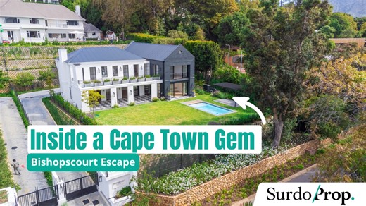 Bishopscourt at its absolute best! Today’s feature is a home that instantly grabs you. Sunlit. Stylish. Effortless. The kind of space that makes you stop and think this is how life should feel. Tucked into a quiet pocket off Upper Primrose Avenue, this 2024 Kings Hill creation is all about atmosphere. North-facing warmth, clean modern lines, mountain views that steal the show and outdoor spaces made for long afternoons and golden-hour gatherings. It’s the flow of the home that does it. Light pou