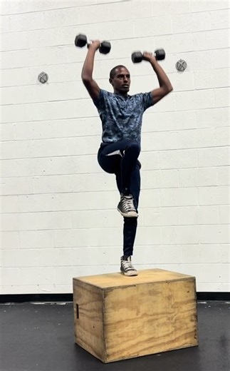 Alternating Step-Ups with Knee Drive to Overhead Press #onlinefitnesscoach #onlinefitnesscoaching