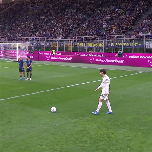 When Yann Sommer realised he couldn't save this header with his left-hand, so switched hands mid-save. 🦸 Incredible. 🧤