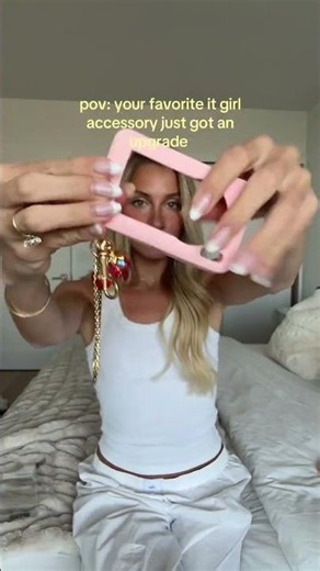 The summer accessory that all the cools girls are wearing 🙌🏼📸 #BlushCam #itgirlessentials