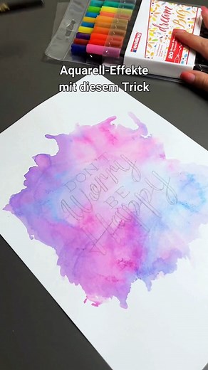 Mit diesem Trick kreiert ihr coole Aquarell-Effekte! 💡🤓 Alles was ihr braucht sind unsere edding 1340 Pinselstifte, eine Folie, einen Pinsel und etwas Wasser. Und so geht's: 1. Zunächst schreibt ihr mit Bleistift euren Spruch vor. 2. Dann legt ihr eine Folie aufs Papier und malt mit den Pinselstiften auf dieser Folie Flächen aus. 3. Greift zum Pinsel, tunkt ihn in etwas Wasser und verteilt auf der Folie ein paar Wassertropfen. 4. Nehmt das Papier unter der Folie hervor und drückt es mit eurem
