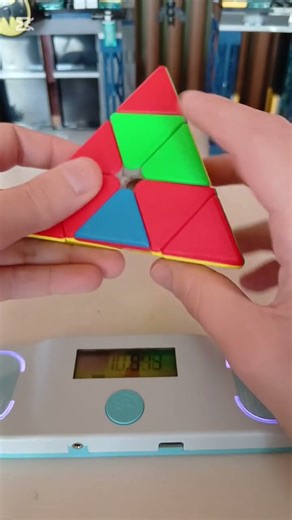 Solving a pyraminx