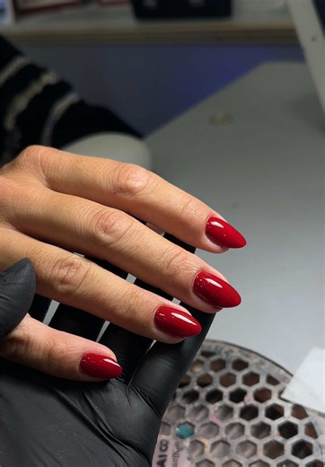 I don’t know about you guys, but when it comes to darker shades, I prefer using a separate brush. It gives me a thinner, smoother layer and it’s so much faster. 💅✨ Which one do you prefer? 👀 #nails #nailart #nailtech #nailtips #NailsByMichaelNgo