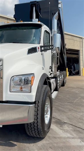 This is a Workhorse! Kenworth T880 Quint Axle Dump Truck for Sale 👷‍♂️🚧🚛 #dumptruck #kenworth