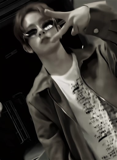 2 | babysitter | akhirnya kamu menerima pekerjaan itu dengan hati yg masih ragu. merawat anak bukanlah masalah bagi mu, tapi ini bukan anak kecil biasa, kamu merawat pria yg bahkan di bawah umur mu. perlahan dengan langkah ragu, kamu membuka gagang pintu kamar milik heeseung. 𝐂𝐄𝐊𝐋𝐄𝐊. pintu kamar itu perlahan terbuka, memperlihatkan heeseung yg tengah bermain di lantai. heeseung melihat kedatangan orng asing, ia sontak ketakutan, kaki nya naik menyentuh dadanya, tangannya melingkar di lutut