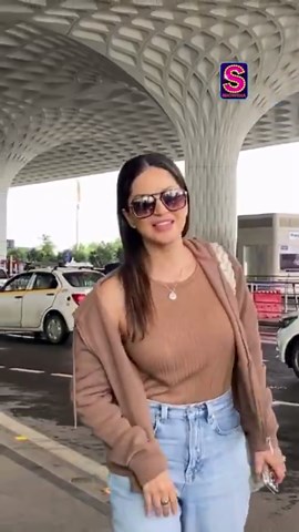 Sunny Leone Strike Pose In A Perfect Brown & Denim Combo That Screams Casual Glam | Bollywood | N18S