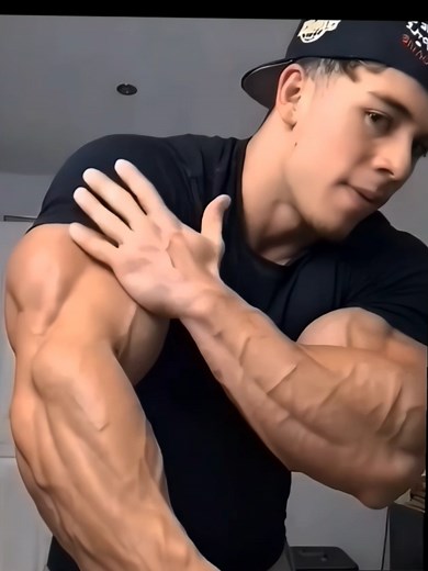 🏋️ Muscle Boys Flex & Flaunt It. 💪 Gym Bros work hard to pump It up, of course they show it off when they're swole and ripped. Video credit @maikethemgrow #muscles #flexing #biceps #prettyboys