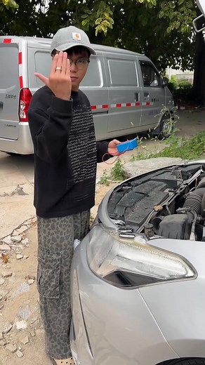 🔌 12V 240A Smart Battery Disconnect Switch – Thief-Proof & Battery-Saving Hero! 🚗 Remote manual dual control: stops drain from long parking/forgotten lights, locks out thieves! 🛡️ Auto power-off at ≤11.8V (saves juice) driving safety lock at ≥13.5V (no accidental cut-off). -22℉~194℉ durable, 3mA low power, 500A instant current – fits cars, boats, RVs, trucks (12V, ≤4.0L). 🔩 Easy negative installation, compact 3.3x2.4x1.4inch design. No more dead batteries or stolen rides – smart, hassle-free