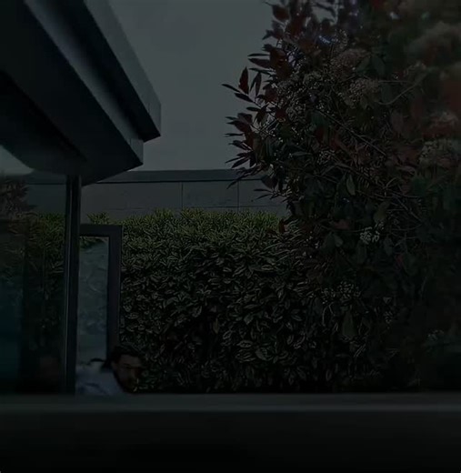 Chen suuAmv on Instagram: "日本利用压电瓷砖将脚步转化为电能。这些瓷砖捕捉提来自你脚步的动能。当你行走时,你的重量和动作会对瓷砖产生压力。瓷砖会轻微弯曲,从而产生机械应力。瓷砖内部的压电材料将这种应力转化为电能。每一步都会产生少量电荷,而数百万步结合在一起就能产生足够的电力来驱动 LED灯、数字显示屏和传感器。在像涩谷车站这样繁忙的地方,每天大约有240万个脚步为这一系统作出贡献。这些电能可以被储存或立即使用,从而减少对传统电力来源的依赖,并支持可持续的城市基础设施。这种方法将日常运动转化为实用的可再生能源。 #日本 #知识 #科技 #创新 #历史 #技术 #实验 #热门 #你知道吗 #事实 #你知道吗 #推特 #压电瓷砖将脚步转化为电能"