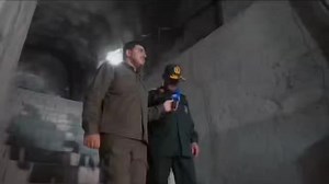 🔴🇮🇷IL S'AGIT d'Un profond bounker sous Marin souterrain énorme qu'il faudrait au moins quelques jours pour visiter a l'intérieur. Des milliers de missiles anti navires y seraient déployés et maintenus en état d’alerte, capables de frapper des navires de guerre américains, y compris l’USS Abraham Lincoln. Installée profondément sous le fond marin, cette infrastructure serait hors de portée, même pour les sous-marins. | LEGEOGRAPHE221