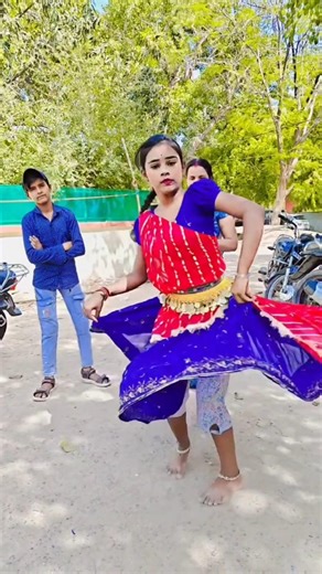full dhamaal nagin ki dhun per Ananya ka dance