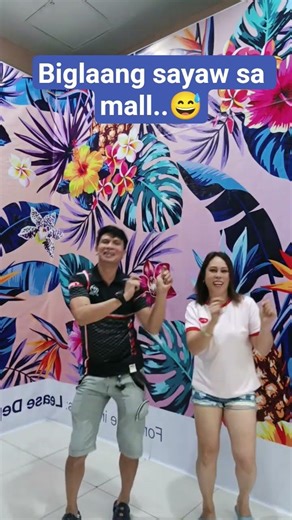 Dancing while malling..😉