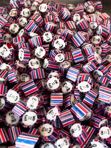 662K views · 2.7K reactions | Queen Elizabeth Candy  | Rocks & Rolls Candy | Facebook