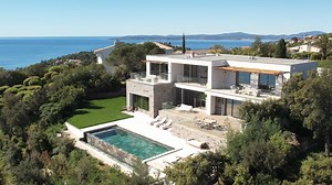 𝐅𝐨𝐫 𝐬𝐚𝐥𝐞 ✨𝐀𝐫𝐜𝐡𝐢𝐭𝐞𝐜𝐭 𝐕𝐢𝐥𝐥𝐚 ✨ 𝐋𝐞𝐬 𝐈𝐬𝐬𝐚𝐦𝐛𝐫𝐞𝐬, 𝐅𝐫𝐞𝐧𝐜𝐡 𝐑𝐢𝐯𝐢𝐞𝐫𝐚 (𝐕𝐚𝐫 𝟖𝟑) 🇨🇵 €𝟓.𝟖𝟓𝟎.𝟎𝟎𝟎 Discover this luxurious villa of 350m² (around 3423 sq ft) offering a marvellous panorama of the Mediterranean sea. Everything has been designed to capture the natural beauty that surrounds it. ➡️ 𝐌𝐨𝐫𝐞 𝐝𝐞𝐭𝐚𝐢𝐥𝐬: https://www.capifrance.fr/en/luxe-et-prestige/vente/les_issambres/villa_d_architecte/4149339-vente-les_issambres - 𝐀̀ 𝐯𝐞𝐧𝐝𝐫𝐞 ✨𝐕𝐢