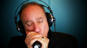 Jumpin' and swingin' into the new year. https://www.harmonicamute.com/ Seydel Harmonicas | Roly Platt