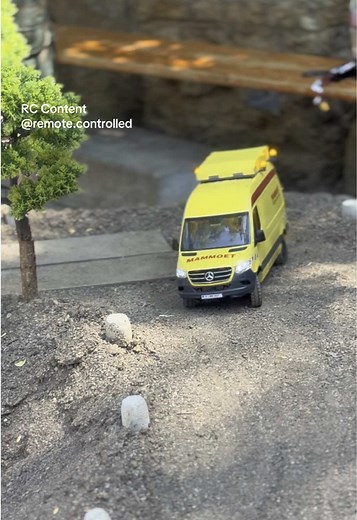 Nothing agaist a great escort vehicle 🚨 #rc #remotecontrolled #rctruck #remotecontrolcar #transport