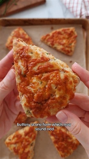 Gluten-free cheese scones 🧀🫶 They're sooo buttery, tender and *extremely* cheesy, with lots of cheddar cheese both in the scone dough and sprinkled on top just before baking to create a golden cheesy crust 🤤 And they're super easy to make, it's really a fail-proof recipe!! [GLUTEN-FREE, EGG-FREE] Recipe: https://theloopywhisk.com/2025/10/18/gluten-free-caramelised-onion-cheese-scones/ #cheesescones #cheese #scones #biscuits #glutenfree #baking #recipe | The Loopy Whisk