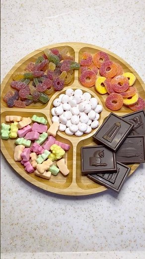 Satisfying✨ Filling platter with gummy’s 😋