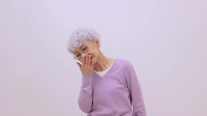 眠そうにしているシニア女性の動画｜無料の動画素材サイト「動画AC」