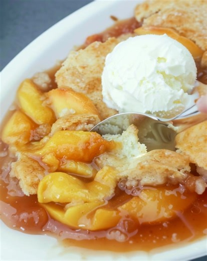 "I love a nice and juicy peach cobbler with some good crust on top and this one hits the spot!" Full recipe 👇 💬 | Easy Recipes
