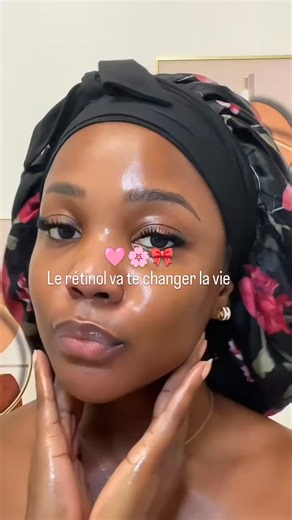 Girl, inclure le retinol dans ta routine est l’une des meilleures décisions que tu puisses prendre. 🌸 Il fait partir de la famille de la Vit A ( retinol, retinal, retinoïde) il traite les imperfections, protège et répare la peau. 👉🏾Voici comment bien utiliser le rétinol pour profiter de tous ses bienfaits sur la peau 💦 s’utilise uniquement avec des soins hydratants (sérums, essence, lotion) ❌ ne jamais l’utiliser avec des exfoliants (Aha, bha), d’autres retinoides, la vit C, la niacinamide ☀