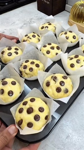 Nurmetova Shirin on Instagram: "Shkolodli bulochkalar😋🍫 Kerak bo’ladi: • Sut(iliq) -250 ml • Shakar-70gr • Droja-8gr Aralashtirib 20 daq. ga xonada qoldiramiz Tayyor bo’gan aparaga • Tuz-chimdim • Tuxum-2ta • Un-500-550gr Xamir qorib • 70 gr saryog’ bilan yaxshilab yediramiz (qo’lga yopishadiga yumshoooo xamir bo’lishi kere) va 1 soatga issu joyga(mikrovolnovjaga sob qo’ysaiz yanayam yaxshi) tindirishga qo’yamiz Tingan xamirga shkold chiplaridan qo’shib teng bo’laklarga ajratamiz (tarozida o’l