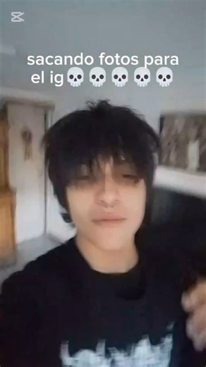 MiyaMura🎌 on Instagram: "Para fijar un clip, manténlo presionado. Después de una hora, se borrarán todos los clips que no estén fijados.ayudaesroy cayendo en ataque de angustia #chile#reel #ig#humor#uwu"