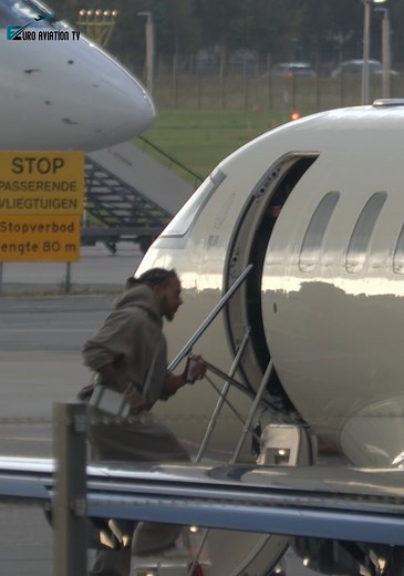 😮Lewis Hamilton boarding the Pilatus PC-24 [D-COIN] at Amsterdam Schiphol Airport after the Zandvoort F1 Grand Prix #planespotting #euroaviationtv #fblifestyle #aviationdaily #lewishamilton #F1 #bizjet #planespotter | Euro Aviation TV