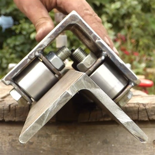 “DIY Linear Bearing – Super Smooth Motion from Scrap!”