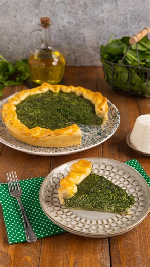 Torta salata ricotta e spinaci: il sapore di casa 🌿 👉 https://www.soniaperonaci.it/torta-salata-ricotta-e-spinaci/ Profumo di forno acceso e gesti di famiglia: la torta salata ricotta e spinaci nasce così, semplice, genuina, sempre pronta a unire le generazioni nei pranzi d’autunno. Condividila! 🍳 **INGREDIENTI PER LA BASE** • 180 g farina 00 (fredda) • 90 g burro (freddo) • 50 g acqua (fredda) • 1 pizzico di sale 🌿 **INGREDIENTI PER IL RIPIENO** • 800 g spinaci freschi • 400 g ricotta roman