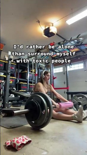 Empowering Solo Strength: Girl's Weightlifting Journey in Home Gym#homegym #weightlifting