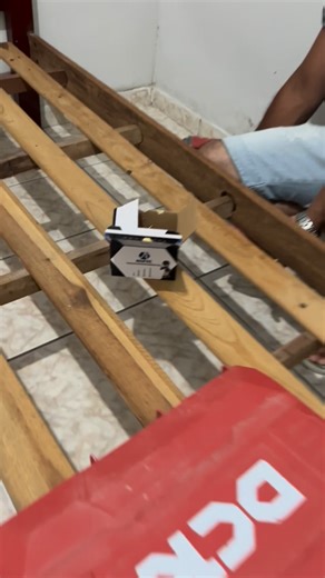 Will Millenium Gesso on Instagram: "🚨 Socorro de férias ativado! Casa de veraneio, final de ano, galera reunida… e do nada 💥 a cama quebra. Quem já passou por isso sabe: sempre acontece na hora errada 😅 Mas aqui vale aquela regra de ouro: quem anda prevenido, anda tranquilo. 🧰 Corri no carro, peguei meu kit de sobrevivência da obra: ✔️ Parafusadeira ✔️ Parafusos chipboard da Anfix do Brasil (específicos pra madeira) ✔️ Técnica certa Resultado? 🔥 Socorro imediato feito, gradil reforçado e ca