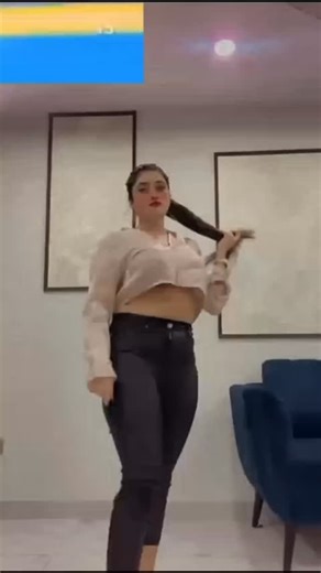 kath_girl99 on Instagram: "1997년 개봉한 영화 Titanic은 잭과 로즈의 운명적인 사랑 을 통해 비극 속에서도 오래 남는 감정의 깊이를 보여주는 작품입니다. 화려한 연출보다 인물의 감정에 더 집중한 제 임스 카메론 감독의 스타일은 지금 다시 봐도 묘하게 가슴 을 울리죠. 배가 침몰하는 장면이 아닌, 두 사람이 서로를 바 라보던 순간들이 더 강하게 기억에 남는 영화이기도 합 니 다. 이 감정을 완성해주는 곡이 바로 셀린 디온의 *"My Heart Will Go On"*입니다. 처음 들으면 잔잔한데, 어느 순 간 자연스럽게 가슴이 벅차오르는 느낌을 줍니다. 특히 후반 부의 고조되는 보컬은 영화 속 잭과 로즈의 마지막 장면과 겹쳐지면서 괜히 마음이 서늘해지기도 하고요. 많은 분들 이 "이 노래가 나오면 왜 그 장면이 자동으로 떠오르는지 모르 겠다"고 말하는데, 그만큼 영화와 음악이 자연스럽게 얽혀 있는 곡입니다. 1998년 아카데미 주제가상을 비롯해 여러 상을 