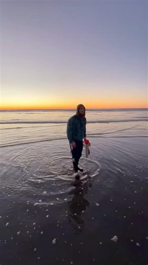 We went out at low tide to dig for some razor clams, super fun day! #greatpnw #clamdigging #outdoors