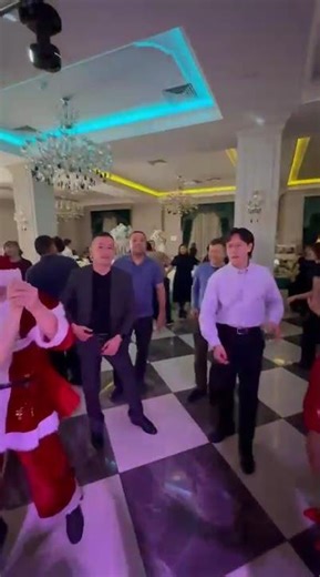 Santa’s Got the Moves! 🎅🕺✨ #SantaDance #ChristmasVibes