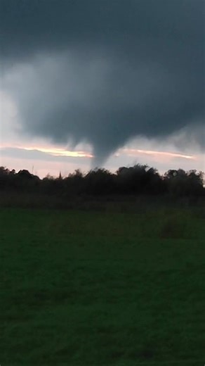 Vanavond was de atmosfeer onrustig. Er is zelfs een heuse tornado gespot in Friesland, rondom Sint-Nicolaasga. Stormchaser Joep kreeg deze in zijn vizier! Zo gaaf om dit in Nederland te spotten. Er is veel onduidelijkheid over de benaming van deze rotatie. We kunnen inmiddels bevestigen dat het een tornado was, middels de radarbeelden. Daarop is te zien dat deze tornado werd veroorzaakt door een supercel. Bij een waterhoos is dat niet altijd het geval. Je ziet ook wanneer de filmer uitzoomt, dat