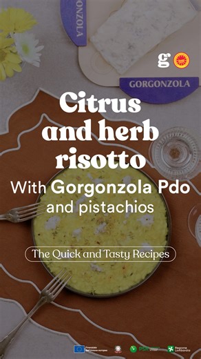 New season, new recipes! This risotto with citrus fruits, and aromatic herbs, Gorgonzola Pdo, and pistachios is the ideal dish for this season. Here are the ingredients for 4 people👇 350 g Carnaroli rice 150 g Gorgonzola Pdo 1 l vegetable broth 3 organic oranges 1 lemon 130 g pistachios 1 tablespoon white wine vinegar 1 shallot Half a teaspoon of turmeric powder EVO oil Salt Pepper Thyme to taste Grate the orange zest and extract the juice using a citrus juicer. Coarsely chop the pistachios, an
